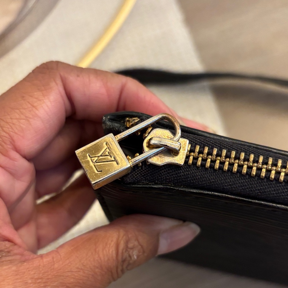 Louis Vuitton Black Epi Poichette - Picture 4 of 12